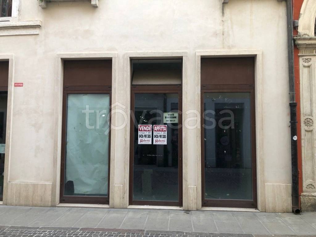 negozio in vendita ad Adria