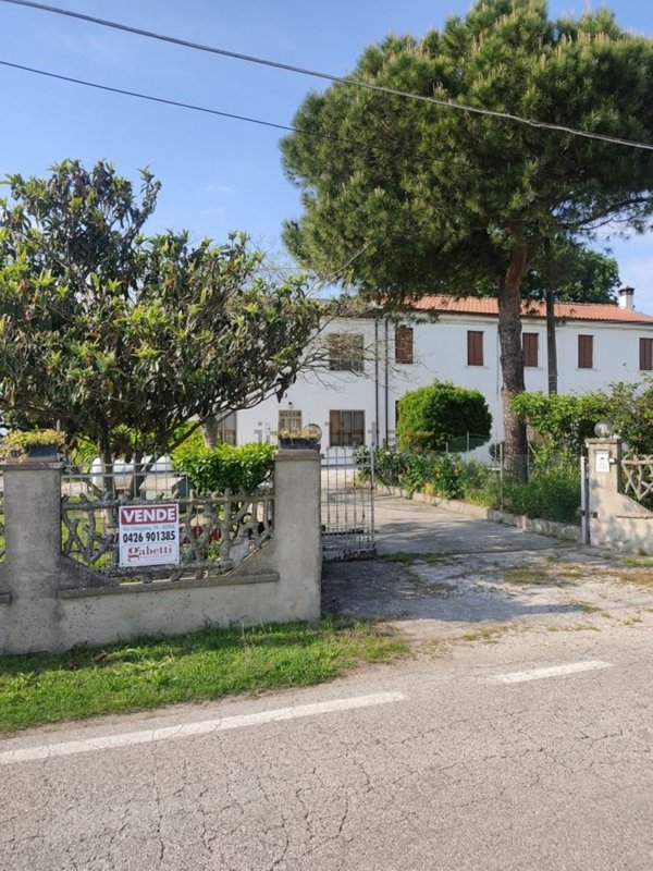 casa indipendente in vendita ad Adria in zona Bellombra