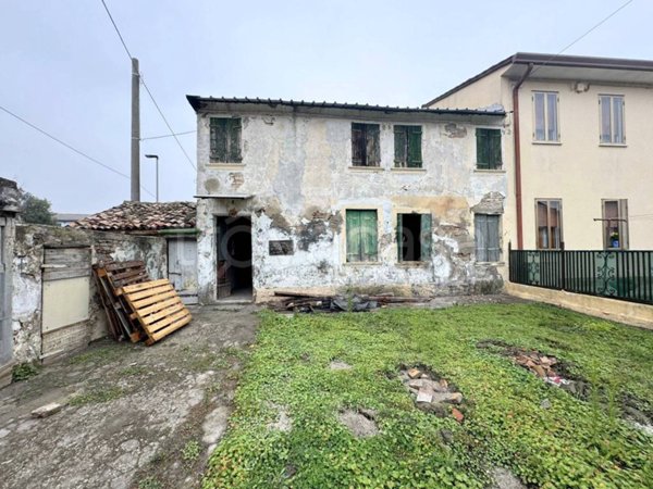 casa indipendente in vendita ad Adria in zona Bottrighe