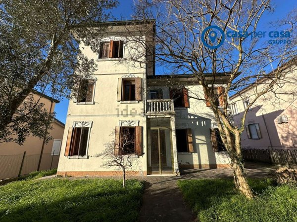 casa indipendente in vendita ad Adria in zona Bottrighe