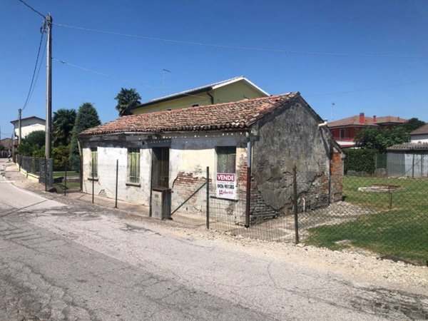 casa indipendente in vendita ad Adria in zona Valliera