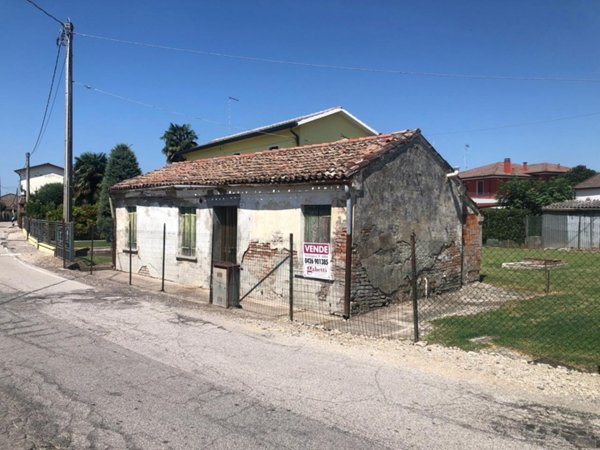 casa indipendente in vendita ad Adria in zona Valliera