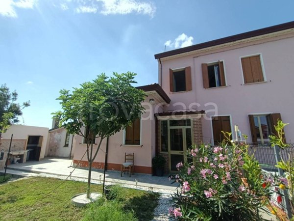 casa indipendente in vendita ad Adria in zona Bottrighe