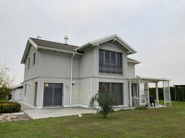 casa indipendente in vendita ad Adria in zona Bellombra