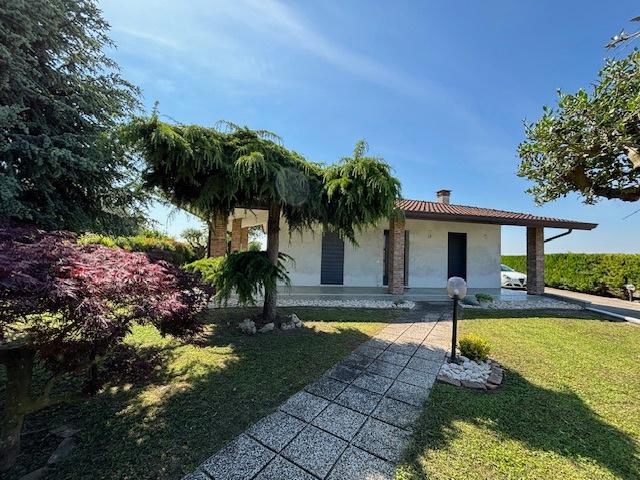 casa indipendente in vendita ad Adria in zona Fasana