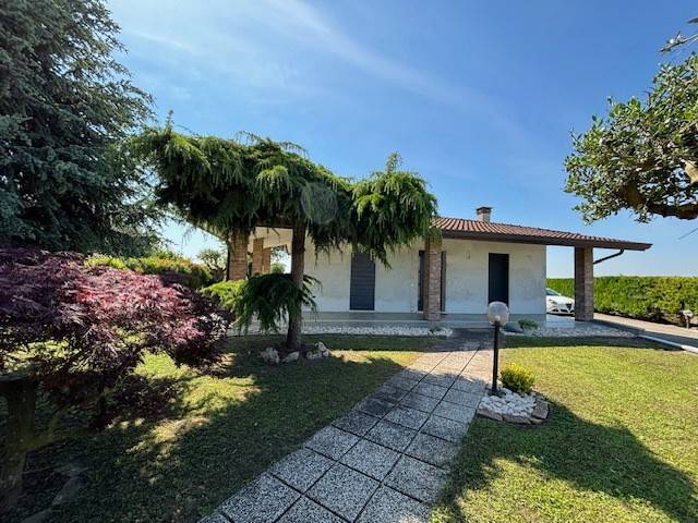 casa indipendente in vendita ad Adria in zona Fasana