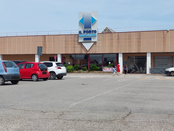 negozio in vendita ad Adria