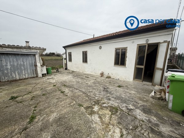 casa indipendente in vendita ad Adria in zona Bottrighe