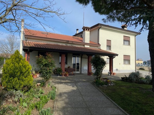 casa indipendente in vendita ad Adria