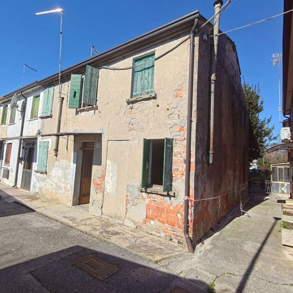 casa indipendente in vendita ad Adria in zona Bottrighe
