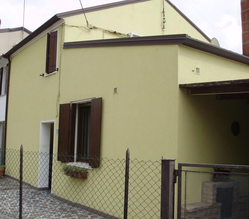 casa indipendente in vendita ad Adria in zona Bottrighe