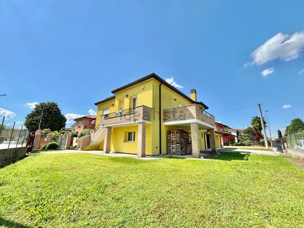casa indipendente in vendita ad Adria
