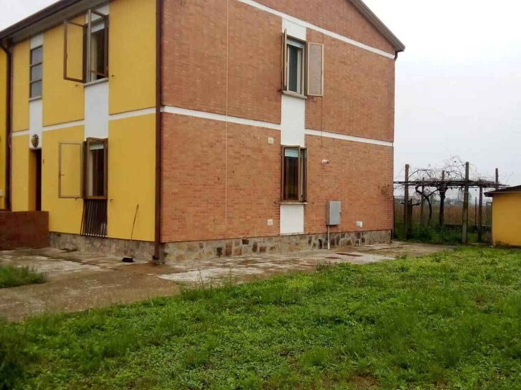 casa indipendente in vendita ad Adria in zona Bottrighe