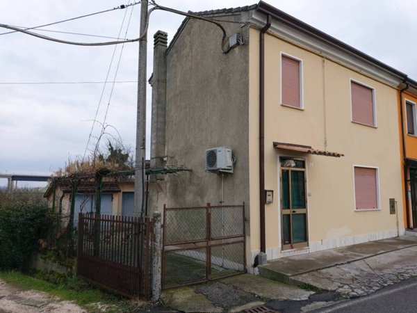 casa indipendente in vendita ad Adria in zona Bottrighe