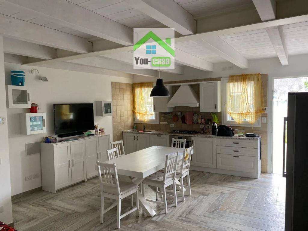 casa indipendente in vendita ad Adria in zona Bottrighe