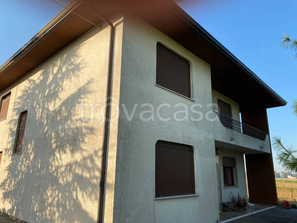 casa indipendente in vendita ad Adria in zona Bottrighe