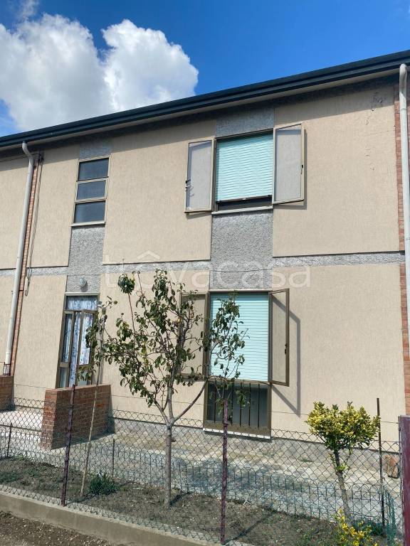 casa indipendente in vendita ad Adria in zona Bottrighe