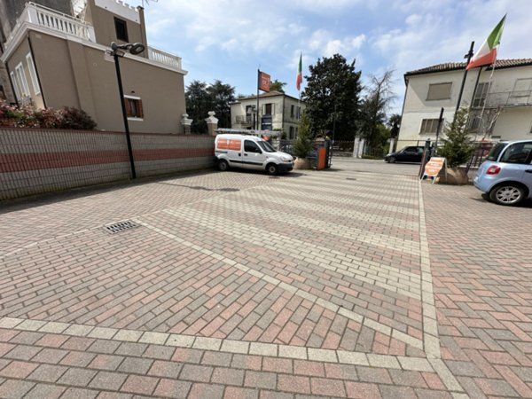 negozio in vendita ad Adria