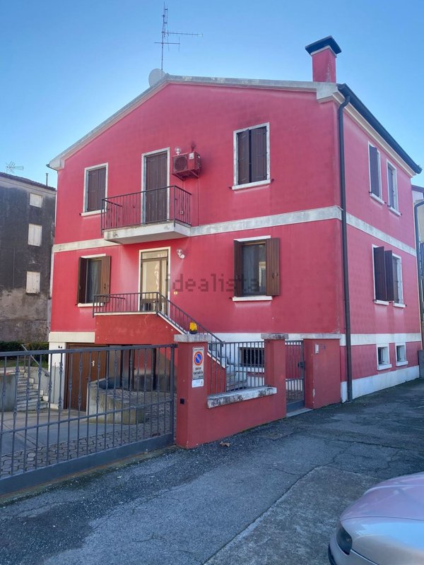 esavano in vendita ad Adria