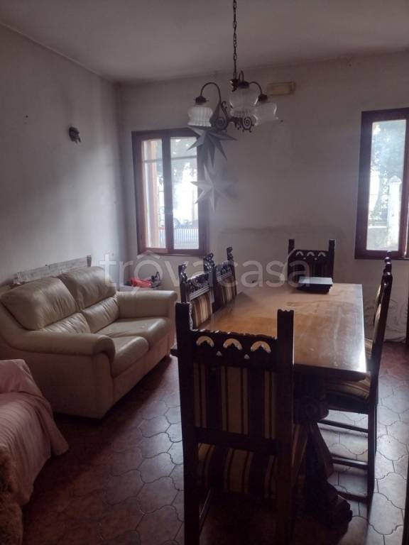 casa indipendente in vendita ad Adria in zona Bottrighe