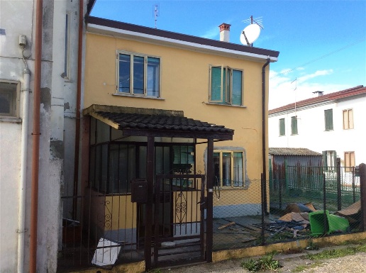 casa indipendente in vendita ad Adria in zona Bottrighe