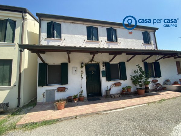 casa indipendente in vendita ad Adria in zona Valliera