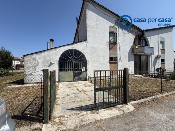 casa indipendente in vendita ad Adria in zona Valliera