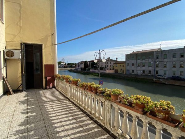 esavano in vendita ad Adria