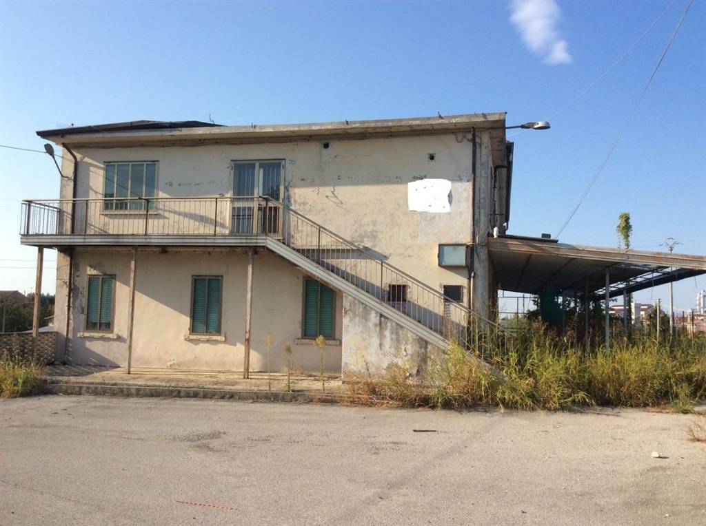 negozio in vendita ad Adria in zona Bottrighe