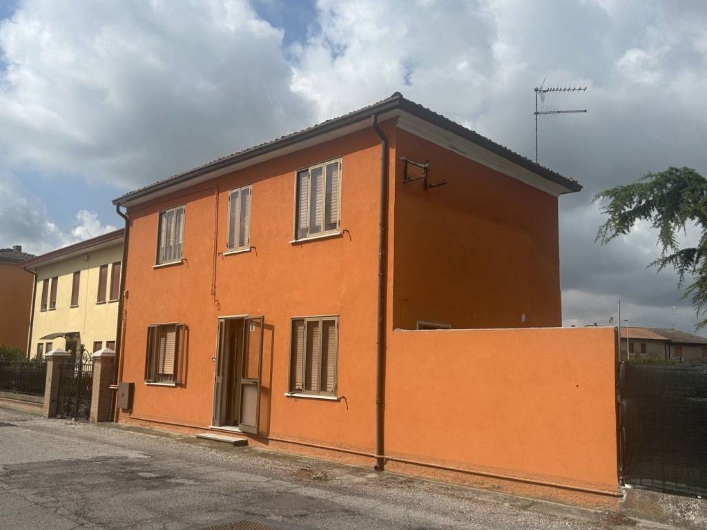 casa indipendente in vendita ad Adria in zona Bottrighe
