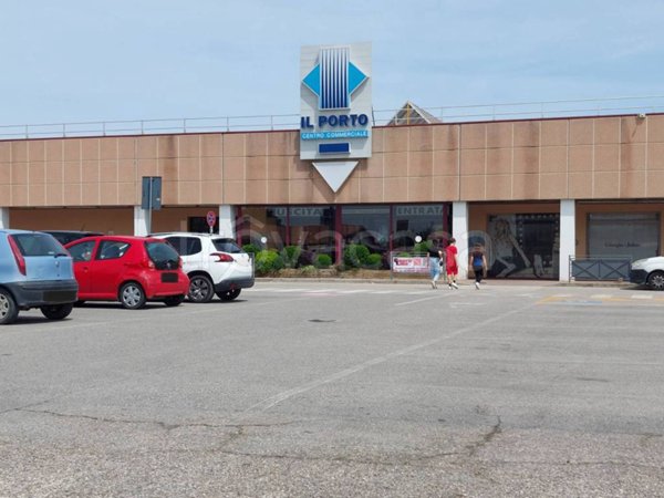 negozio in vendita ad Adria