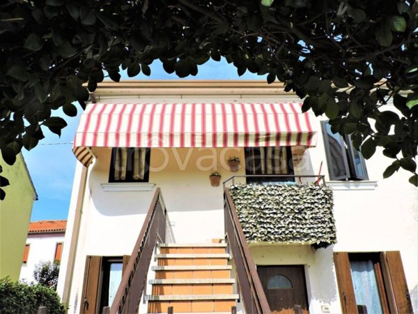 casa indipendente in vendita ad Adria in zona Valliera