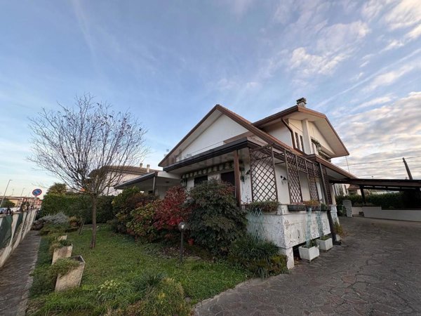 casa indipendente in vendita ad Adria