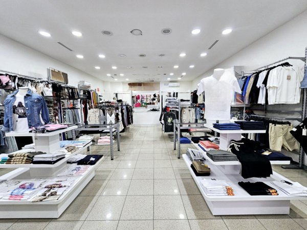 negozio in vendita ad Adria