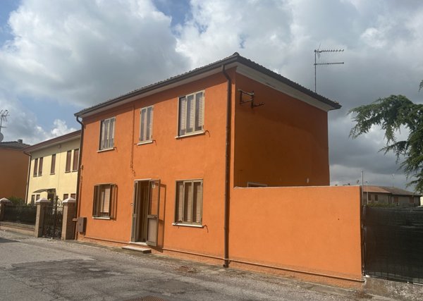 casa indipendente in vendita ad Adria in zona Bottrighe