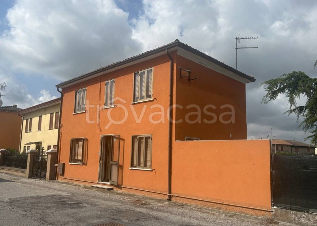 casa indipendente in vendita ad Adria in zona Bottrighe