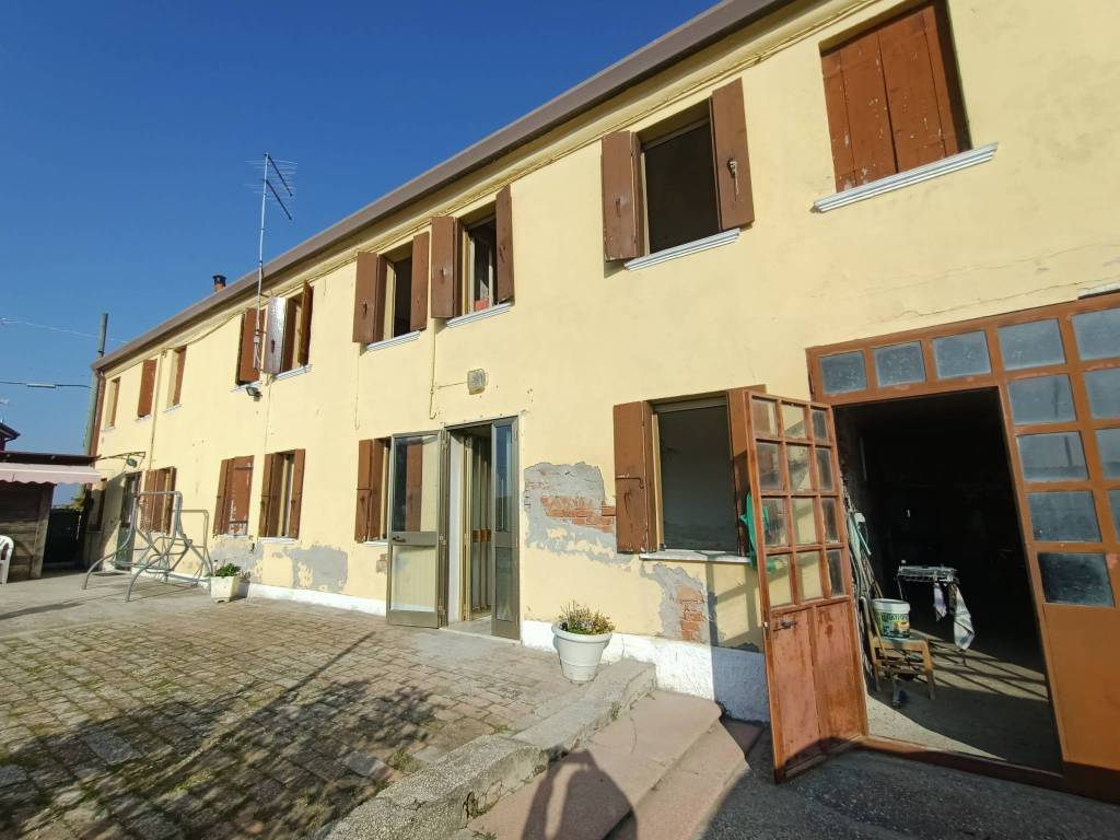 casa indipendente in vendita ad Adria in zona Valliera