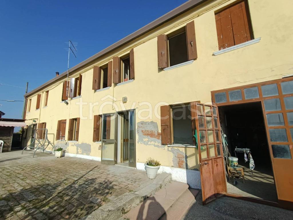 casa indipendente in vendita ad Adria in zona Valliera