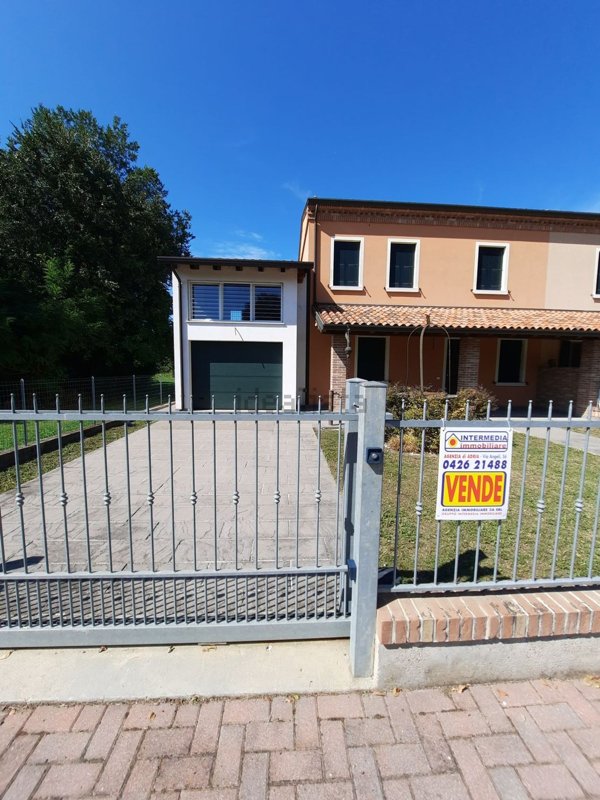 casa indipendente in vendita ad Adria