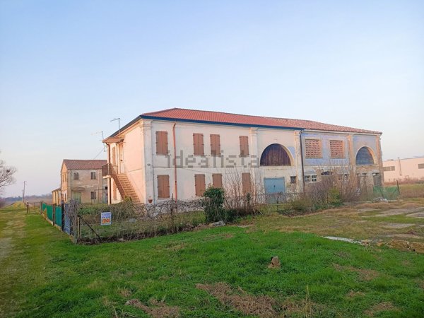 casa indipendente in vendita ad Adria in zona Bottrighe