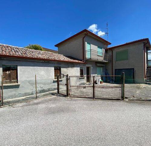 casa indipendente in vendita ad Adria in zona Bottrighe