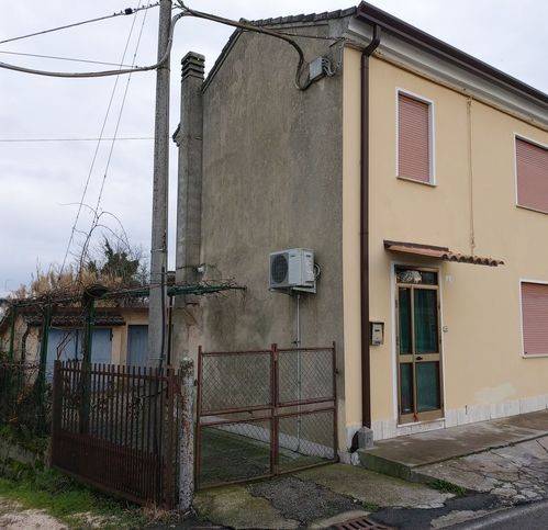 casa indipendente in vendita ad Adria in zona Bottrighe