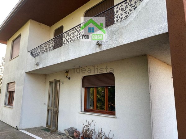casa indipendente in vendita ad Adria in zona Bottrighe