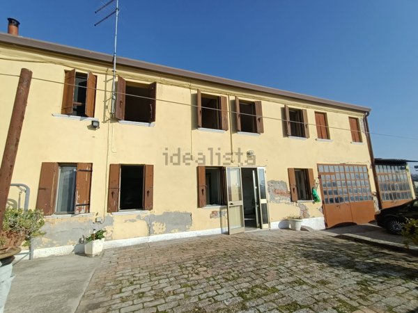 casa indipendente in vendita ad Adria in zona Valliera