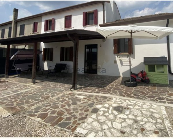 casa indipendente in vendita ad Adria in zona Ca' Emo