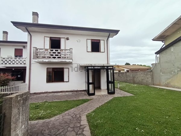 casa indipendente in vendita ad Adria in zona Bottrighe