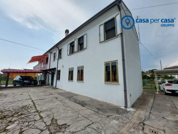 casa indipendente in vendita ad Adria in zona Bottrighe
