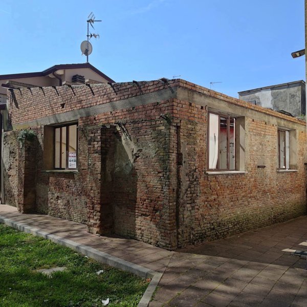 locale di sgombero in vendita ad Adria