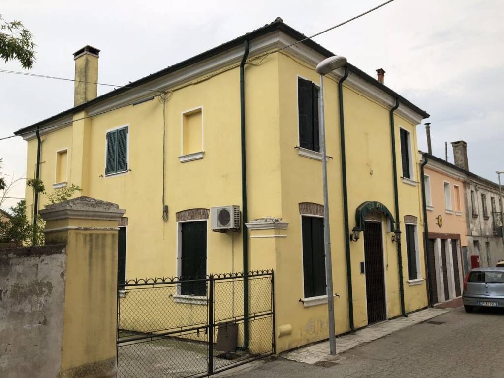 intera palazzina in vendita ad Adria in zona Bellombra