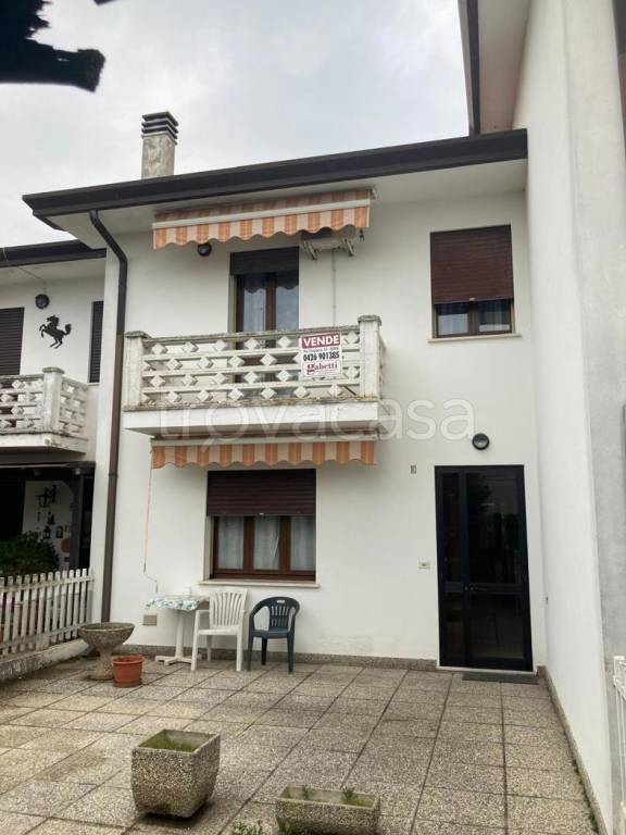 casa indipendente in vendita ad Adria in zona Bottrighe